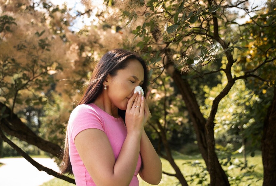 Mujer con alergia en 2025