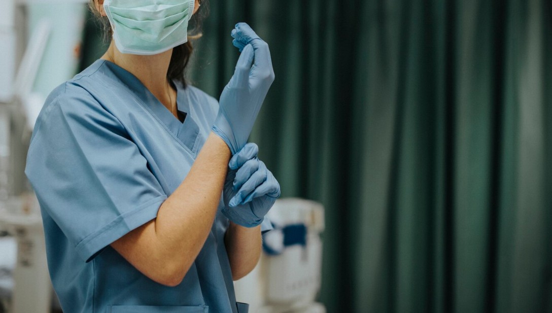Auxiliares de un Centro de Salud de Benidorm Condenadas por No Socorrer a una Mujer con Parada Cardiorrespiratoria