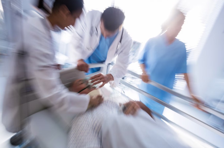 Condenadas por homicidio imprudente las médicas que atendieron a Aitor, un niño que murió de peritonitis tras múltiples visitas a urgencias