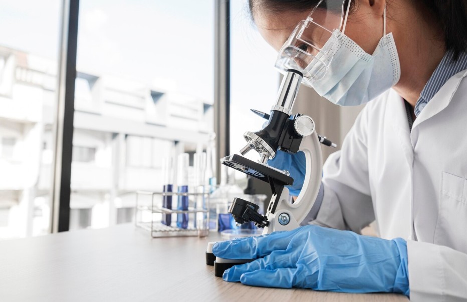 Un nuevo estudio de la Universidad de Jilin revela que las infecciones en las encías no solo ponen en riesgo los dientes, también pueden agravar enfermedades hepáticas.
