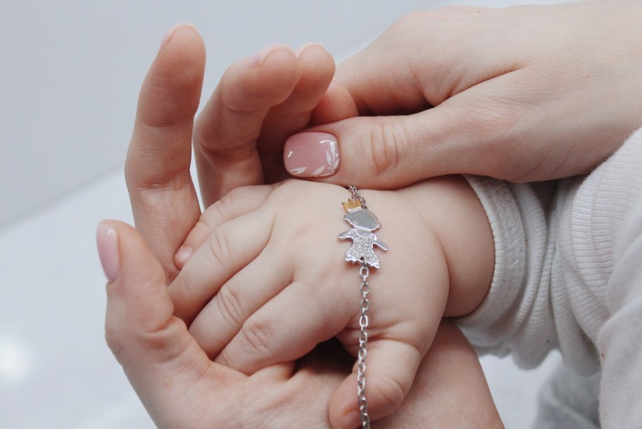 Los pediatras desaconsejan su uso en joyería de plata en recién nacidos
