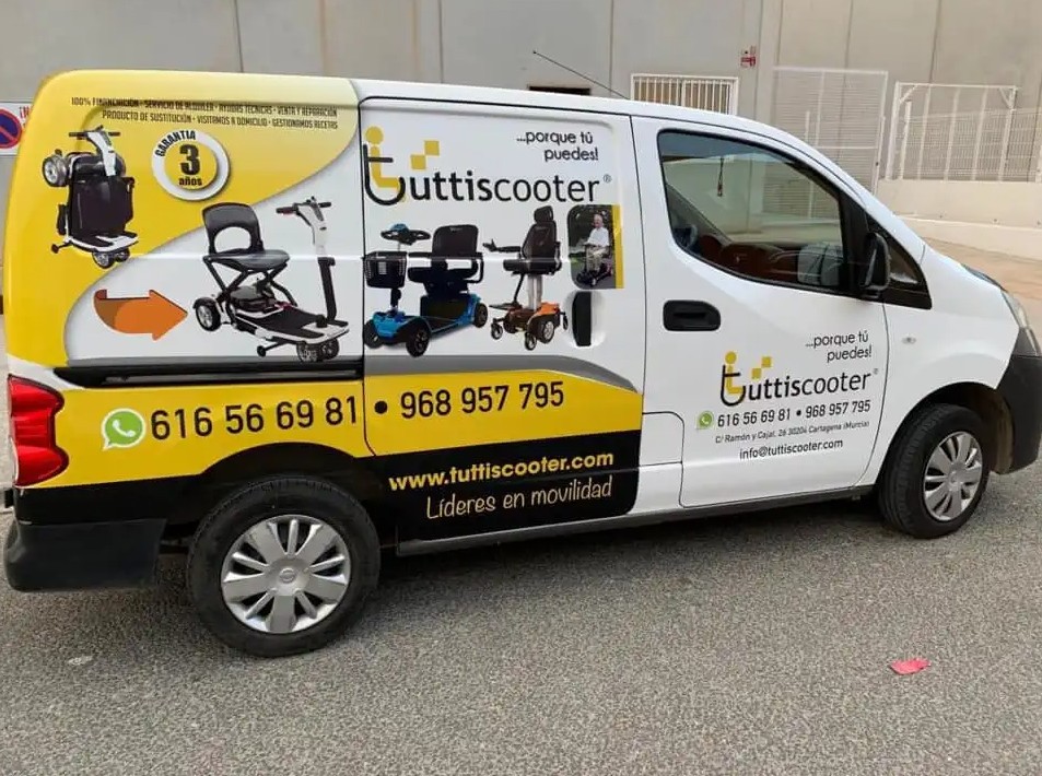 Fotografía de una de las furgonetas de tuttiscooter en Murcia