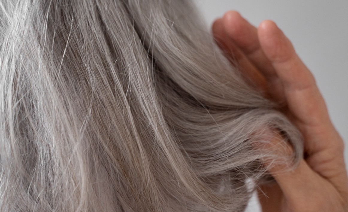 Un estudio japonés descubre que las canas son un mecanismo de defensa contra el cáncer